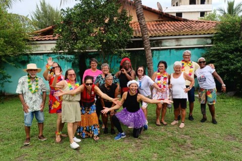Bailinho de Carnaval anima usuários do CRAS Porto da Aldeia