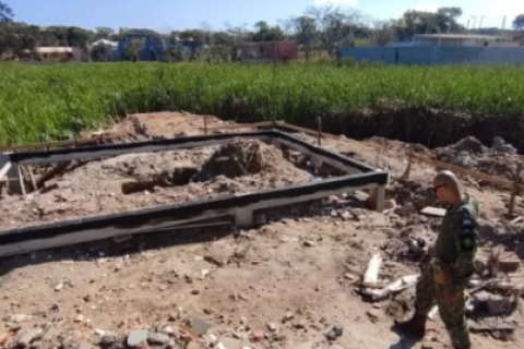 Construção irregular é desfeita em área de lagoa aterrada em Búzios