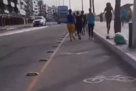 Ciclistas reclamam da falta de respeito na ciclovia da Praia do Forte, em Cabo Frio