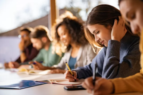 CEDERJ oferece curso gratuito de Administração com vagas em Cabo Frio, Saquarema e Macaé