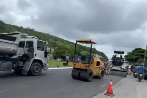 Obras de asfaltamento causam congestionamento intenso no Jacaré, em Cabo Frio