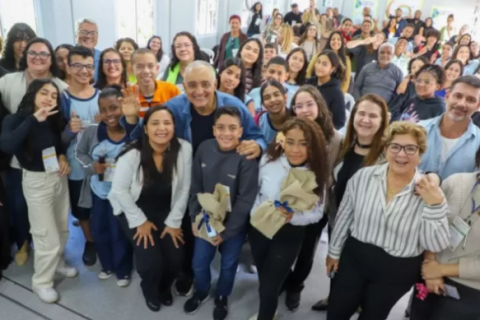 Prefeito Carlos Augusto participa de conferência ambiental com alunos da rede municipal