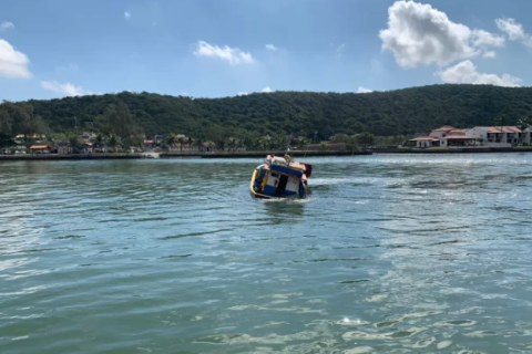 Vazamento de óleo no Canal do Itajuru mobiliza autoridades ambientais em Cabo Frio