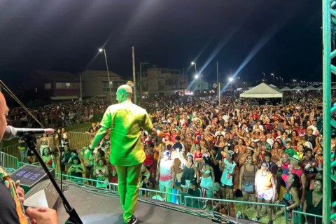 Leandro Sapucahy comanda festa na Praia de Unamar, em Tamoios