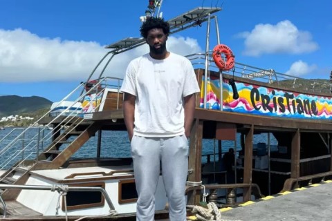 Astro da NBA Joel Embiid aproveita férias com a família em Arraial do Cabo