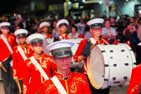 Arraial do Cabo transforma desfile de 41 anos em grande espetáculo popular