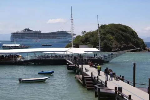 Temporada de cruzeiros 2025/2026 começa em Búzios com chegada de navio de luxo neste domingo (12)