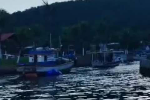 Embarcação naufragada é retirada do Canal do Itajuru, em Cabo Frio