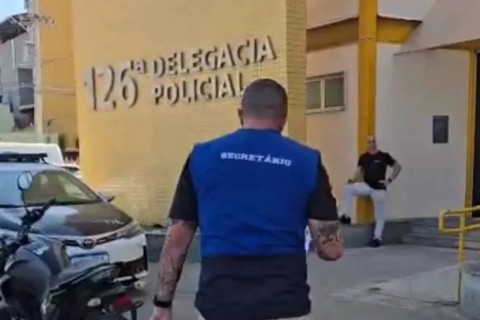 Secretário de Meio Ambiente registra ocorrência contra influencer que agarrou gaivota em Cabo Frio