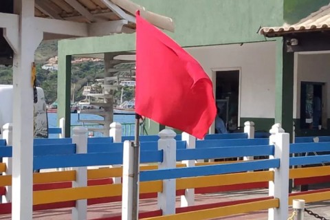 Passeios de barco são suspensos em Arraial do Cabo devido a ventos fortes nesta segunda-feira (29)