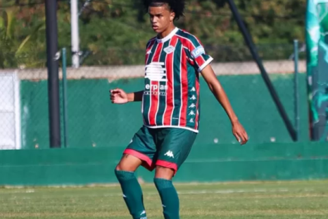 Cria de Cabo Frio, zagueiro Marcinho ganha oportunidade e vai bem na Cabofriense