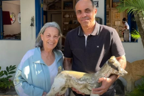 Escultura furtada da Praça dos Ossos é encontrada por moradora e devolvida à Secretaria de Cultura em Búzios