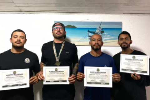 Moradores de Búzios são homenageados por salvar mais de 4 mil pessoas durante enchentes no RS