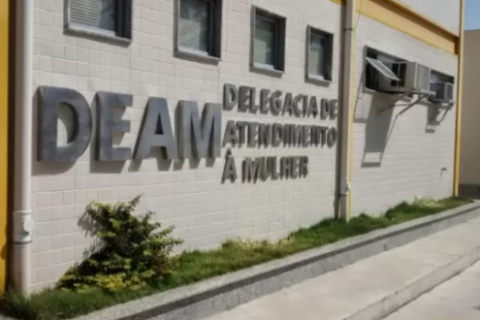 AGOSTO LILÁS/ Mulheres denunciam falta de atendimento no contato da DEAM de Cabo Frio