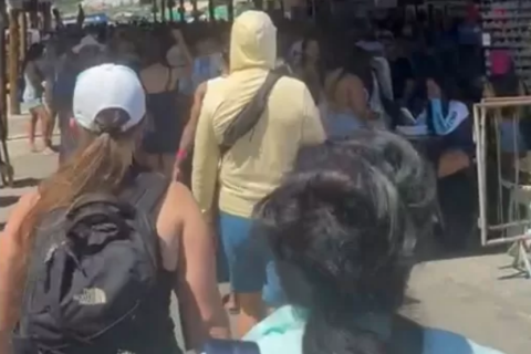 Turistas ocupam a Marina dos Pescadores e intensificam embarques em Arraial do Cabo