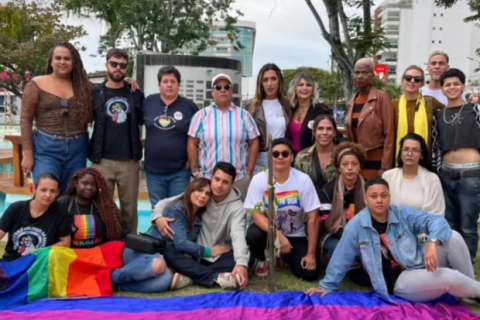 Ato contra LGBTfobia reúne manifestantes em Araruama