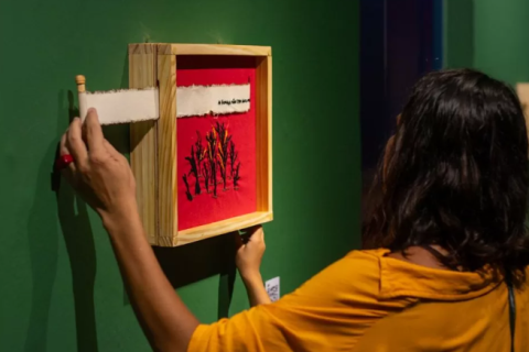 Exposição de arte têxtil “AUTOMATA” convida o público a ativar memórias ancestrais indígenas de forma interativa, em Búzios