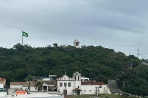 Chuva marca manhã desta quarta (2) na Região dos Lagos e mar segue agitado