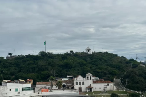 Segunda-feira (7) começa com tempo ameno e céu parcialmente nublado na Região dos Lagos