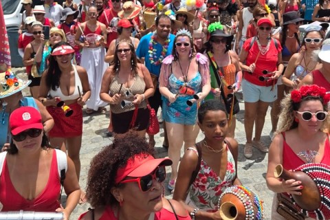 Cortejo oficial do Bloco Alternativo Resistência leva alegoria de mais de cinco metros e grupo de dança ao Carnaval de rua