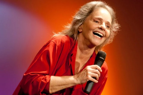 Morre Angela Ro Ro, voz marcante da música brasileira