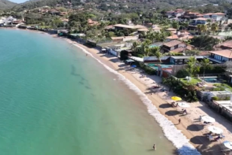 Búzios proíbe montagem espontânea de ombrelones, cadeiras e mesas nas praias; quiosqueiros são notificados