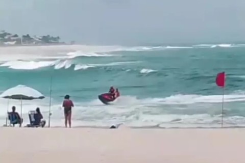 Turista alemão é salvo por guarda-vidas após ser arrastado por correnteza em Saquarema