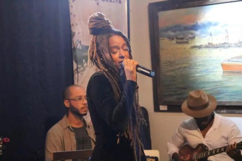 Casa da Cultura de São Pedro da Aldeia recebe show intimista de clássicos da MPB nesta quarta-feira (28)