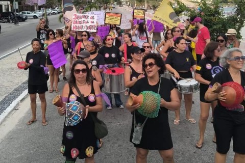 Movimentos Feministas ocupam a Praia do Forte, em Cabo Frio, em ato contra a violência de gênero
