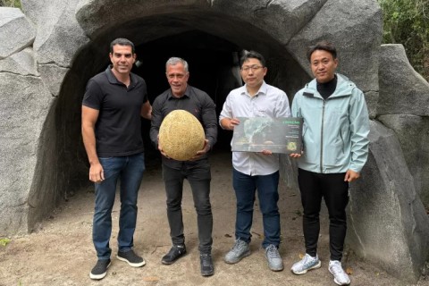 Empresários chineses visitam obras da futura Ilha dos Dinossauros em Iguaba Grande