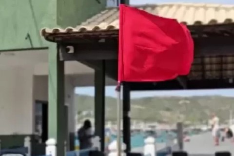 Vento forte leva à suspensão de passeios de barco em Arraial do Cabo