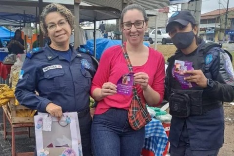 Patrulha Maria da Penha promove ação de acolhimento em feiras livres de Cabo Frio
