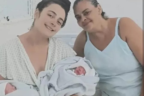 Mulher dá à luz gêmeos em casa, com ajuda da mãe, em Arraial do Cabo