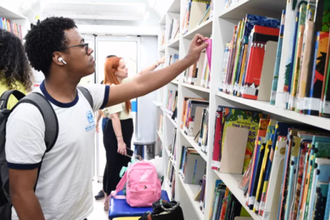 BiblioSesc retoma circulação e leva livros gratuitos a comunidades da Região dos Lagos