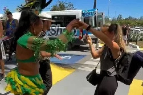 Cabo Frio recebe turistas com samba e clima de festa no aeroporto