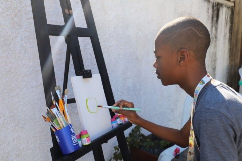 Jovem pintor de Rio das Ostras recebe incentivo da Fundação de Cultura