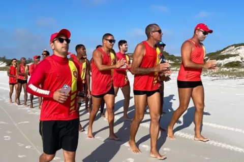 Guarda-vidas de Arraial do Cabo iniciam treinamento focado na alta temporada