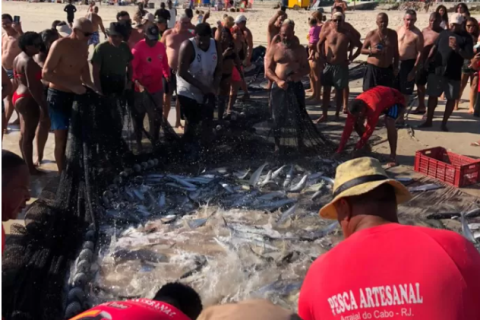 Manhã de pesca transforma a Prainha em cenário de tradição em Arraial do Cabo