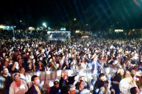 Shows de Jorge Aragão e Alcione lotam Praça da Tia Uia durante o Festival Sesc de Inverno em Búzios