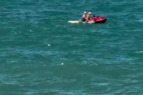 Turista desaparece após ser arrastado por onda na Praia das Conchas, em Cabo Frio