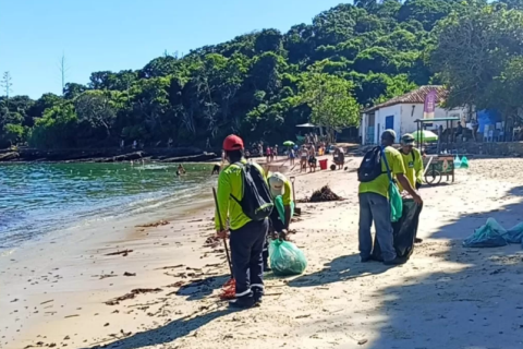 Prefeitura de Búzios realiza força-tarefa para limpeza de praias atingidas por gigogas neste domingo (29)