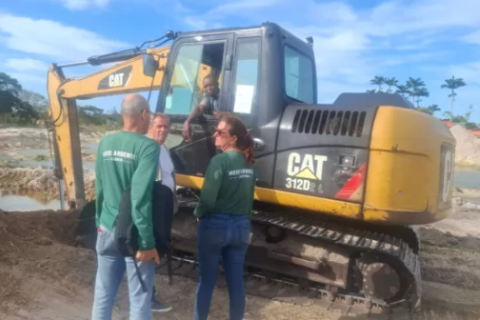 Prefeitura de Cabo Frio paralisa extração de areia em estrada rural do Angelim